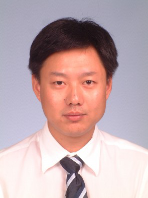 赵  明